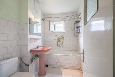 Apartament cu 3 camere decomandat in Zona 300, etaj intermediar - 9