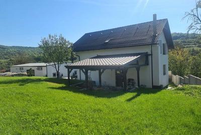 Casă cu 4 camere cu Teren 1750 Mp în Central - 1