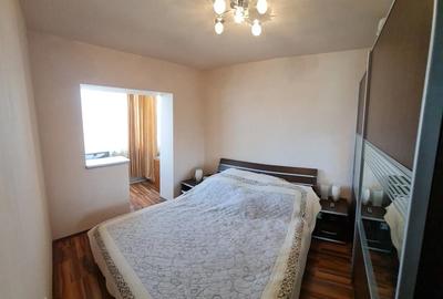 Apartament cu 4 camere decomandat în Tractorul - 4