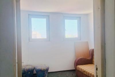Apartament cu 3 camere semidecomandat, mobilat în Central
