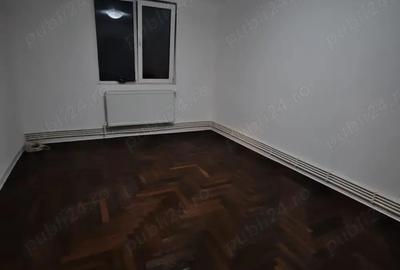 Apartament cu 4 camere decomandat în Roman - 1