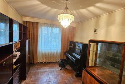 De vanzare apartament 3 camere, central, etaj 1 - Bacau - 1