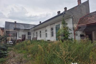 Casă cu 7 camere cu Teren 1021 Mp în Central - 4