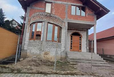 Casă cu Teren 5000 Mp în Central