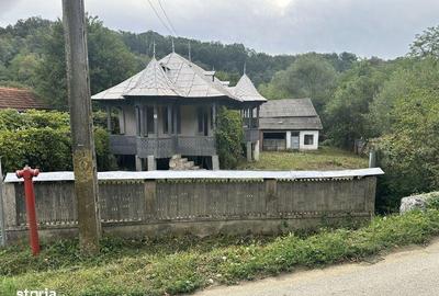 Casă cu 4 camere cu Teren 70 Mp în Godinești - 1