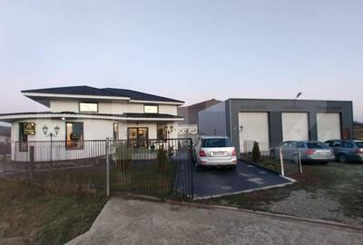 Casa de vanzare, plus afacere la cheie, la 25 de KM de Bistr - 1