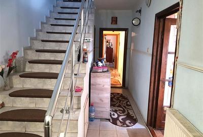 Casă cu 5 camere cu Canalizare în Central - 3