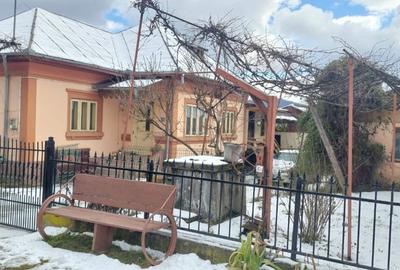 Casă cu 4 camere în Domnești