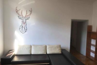 Apartament cu 3 camere semidecomandat, mobilat în Central