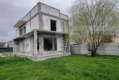 Casă cu 4 camere cu Teren 400 Mp în Brestei