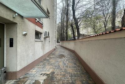 Apartament cu 4 camere decomandat, mobilat în Victoriei