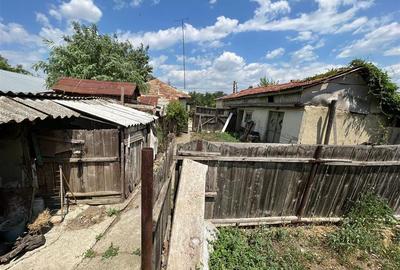 Casa de vanzare in comuna Vulturu , la strada Principala - 11
