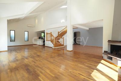 Vila cocheta cu spatiu generos, piscina incalzita si gradina Vila cocheta cu spatiu generos, piscina incalzita si gradina - 3