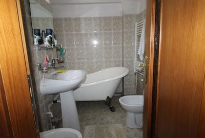 Apartament 3 camere, decomandat, etaj 3, strada 23 August - 8