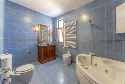 Casă individuală cu 8 camere cu Canalizare în Central - 57