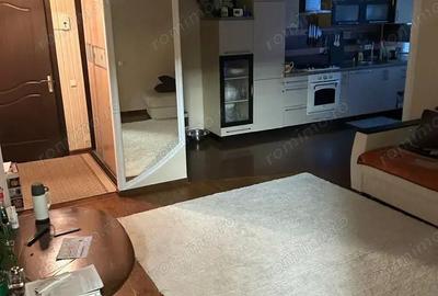 Apartament cu 3 camere decomandat în Roșu