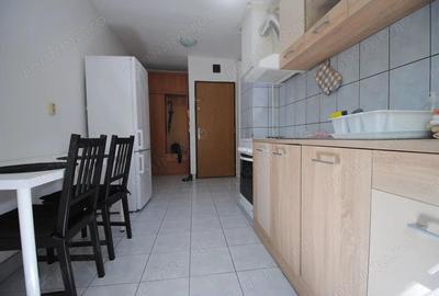 Apartament cu 3 camere semidecomandat în Medicină