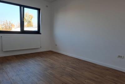 Casă cu 5 camere cu Canalizare în Sud - 9