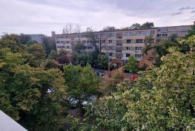 Apartament cu 3 camere semidecomandat în Crângași