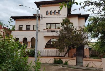 Se vinde impresionanta vila cu 10 camere plus teren in centru Ploiești - 1