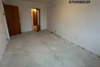 Apartament cu 3 camere semidecomandat în Rahova