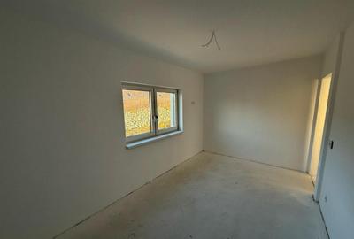 Apartament cu 3 camere, 85 mp, semidecomandat, zona Complex - 1