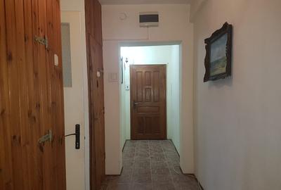 Apartament trei camere, nemobilat, etaj 2, CT, gresie, 9 Mai - 5