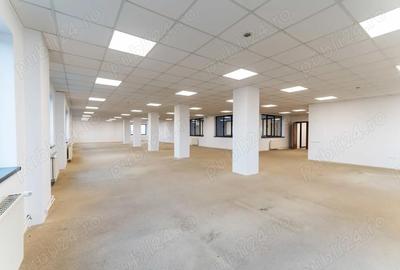 Spațiu comercial, de 422 mp, în Central - 6