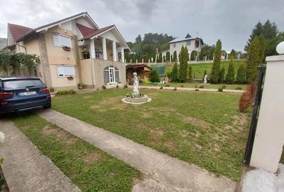 Casă cu Teren 4200 Mp în Livezi - 4