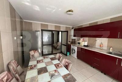 Casa de vanzare cu 5 camere, 200 mp, zona Micro 3 - 4