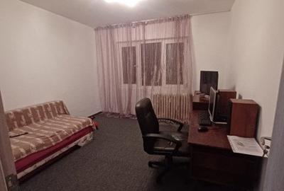 Apartament cu 3 camere semidecomandat în Pantelimon