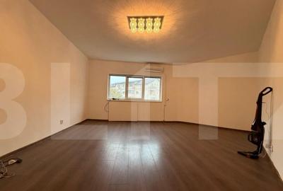 Apartament spa?ios cu 4 camere, 2 bai ?i camara, zona - 7