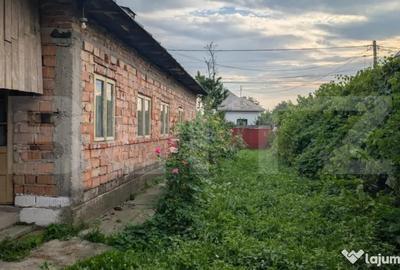 Casă cu 3 camere cu Teren 2540 Mp în Central - 2