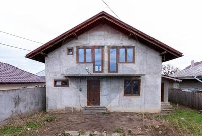 Casă individuală cu 5 camere în Tache