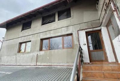 Casă cu 10 camere cu Teren 950 Mp în Fratelia