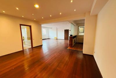 Apartament cu 4 camere semidecomandat în Romană