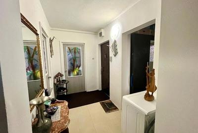 Apartament cu 3 camere decomandat în Mioriței