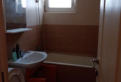 Apartament cu 3 camere decomandat în Petros