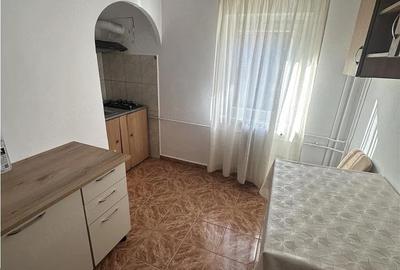 Apartament cu 3 camere semidecomandat în Aradului