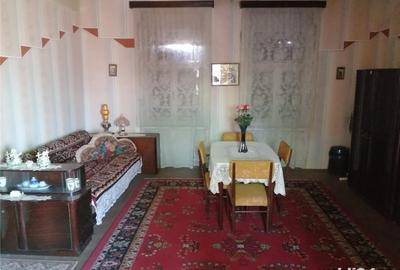 Casă cu 4 camere cu Teren 2900 Mp în Central - 2