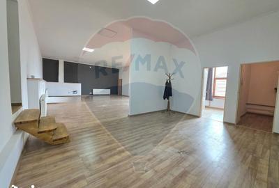 Spațiu comercial, de 179 mp, în Central - 8