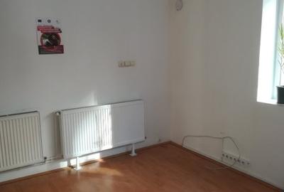 Central, casa cu 10 spatii, 3 bai, parter plus 2 etaje, - 2