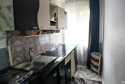 Vand apartament cu doua camere pe strada Independen?ei - 9