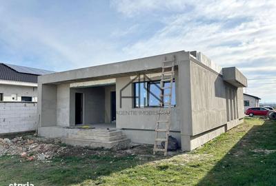 Casă cu 4 camere decomandat în Sântandrei