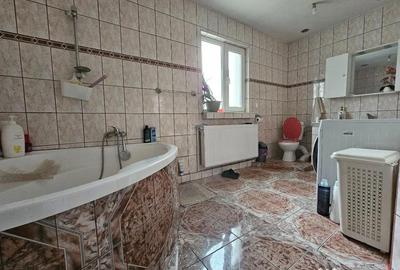 Apartament cu 6 camere decomandat în Calea Victoriei