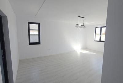 Casă cu 3 camere în Dumbrava