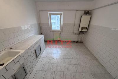 Apartament cu 3 camere semidecomandat în Central - 2