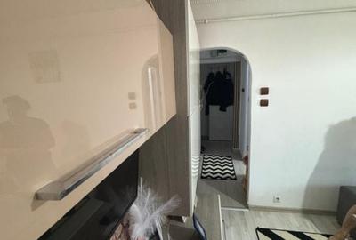 Apartament cu 4 camere semidecomandat în Craiovița Nouă