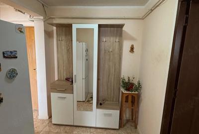 Apartament cu 3 camere semidecomandat în Micro 40