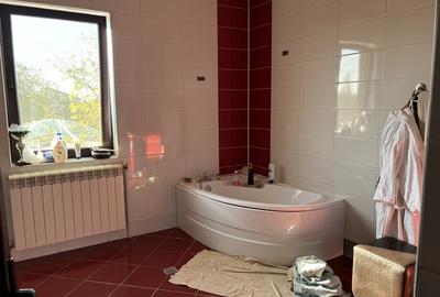 Casă cu 10 camere cu Teren 2000 Mp în Ultracentral